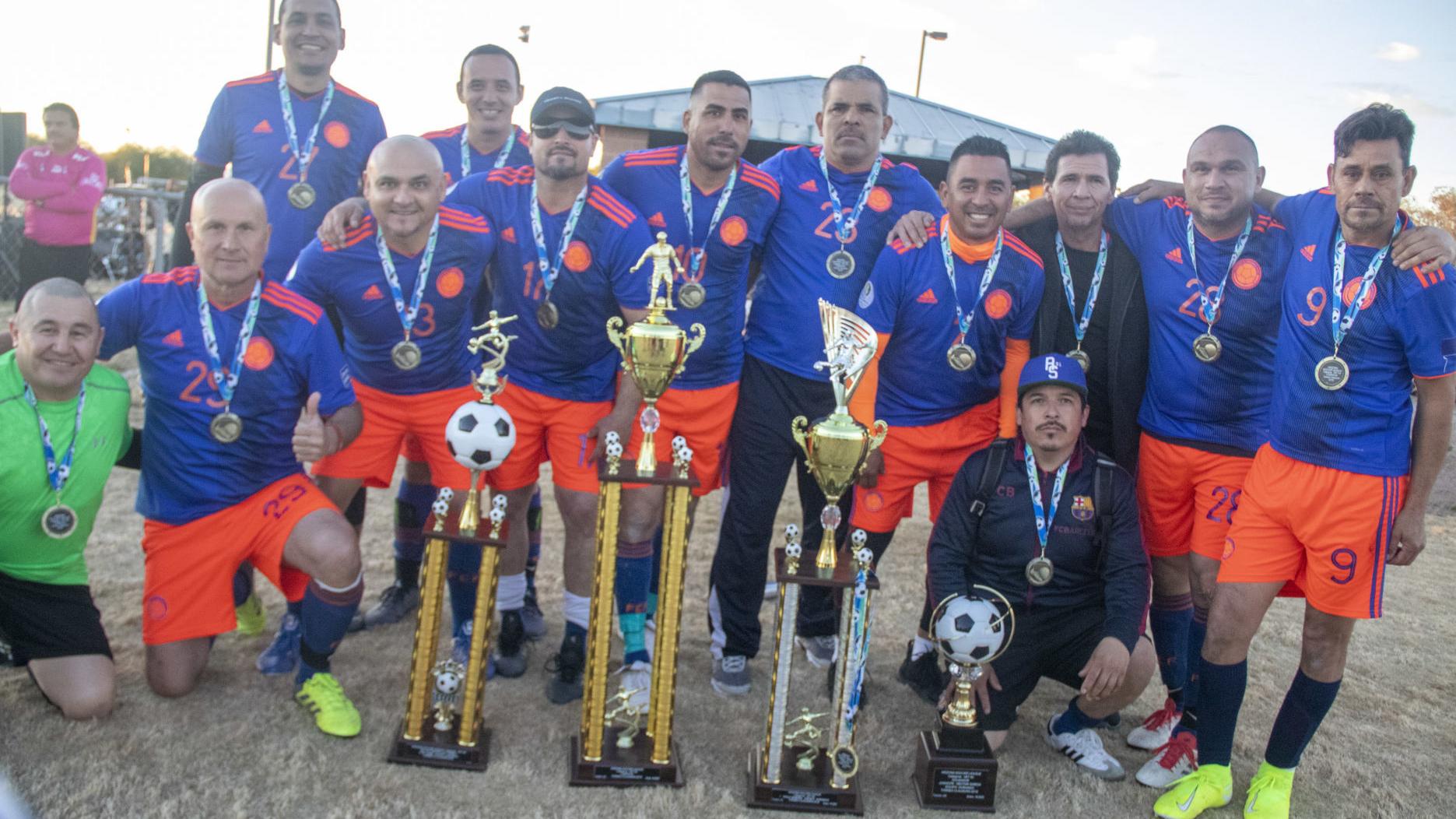 Sociales: Así juegan al fut los (no tan) veteranos de ճܳó